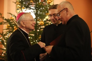 arcybiskup marek jędraszewski i księża
